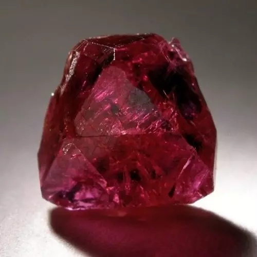 Ruby Stone (55 fotot): Mida mineraal näeb välja ja kes sobib? Red-roosa värvi looduslike kivide maagilised omadused. Kus on korundi mitmekesisus? 3240_45