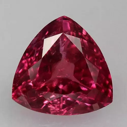 Ruby Stone (55 fotot): Mida mineraal näeb välja ja kes sobib? Red-roosa värvi looduslike kivide maagilised omadused. Kus on korundi mitmekesisus? 3240_47