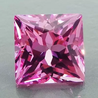 Ruby Stone (55 gambar): Apa yang kelihatan seperti mineral dan siapa yang sesuai? Ciri-ciri sihir batu semula jadi warna merah jambu merah. Di manakah pelbagai corundum? 3240_49