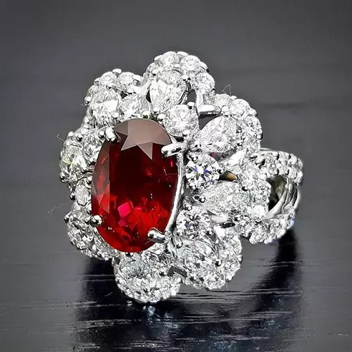Ruby Stone (55 gambar): Apa yang kelihatan seperti mineral dan siapa yang sesuai? Ciri-ciri sihir batu semula jadi warna merah jambu merah. Di manakah pelbagai corundum? 3240_55