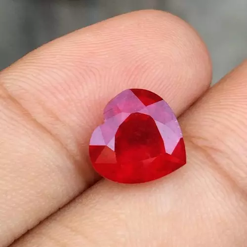 Ruby Stone (55 photos): Qu'est-ce que les minéraux ressemblent et qui conviennent? Propriétés magiques des pierres naturelles de couleur rose rouge. Où est la variété de corindon? 3240_9