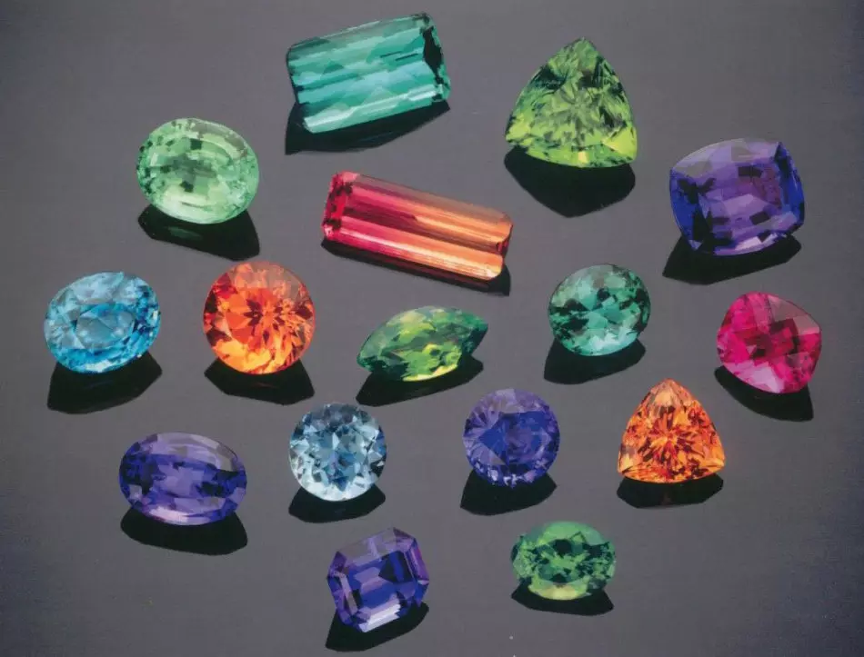 Pietre prețioase (49 poze): titluri și descrieri de tipuri de pietre de bijuterii. Clasificarea lor. Criterii de evaluare. Caracteristici de pradă 3245_19