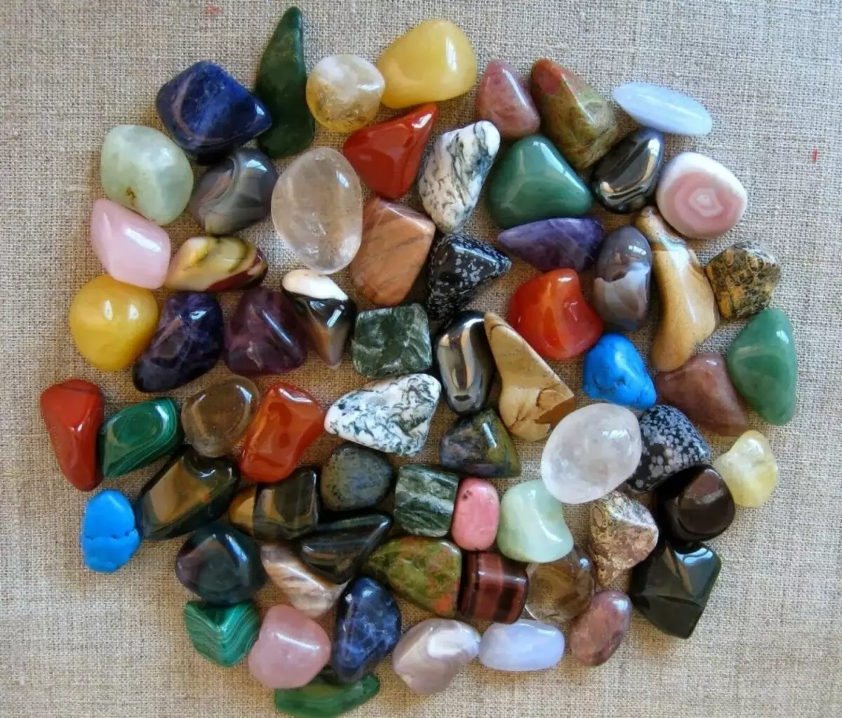 Pietre prețioase (49 poze): titluri și descrieri de tipuri de pietre de bijuterii. Clasificarea lor. Criterii de evaluare. Caracteristici de pradă 3245_20