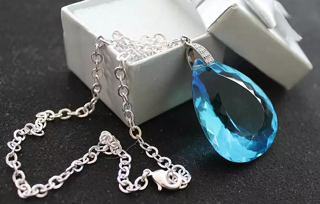 Blue Topaz (27 foto's): magie en andere eigenschappen. Beschrijving van Topazy Swiss Blue, Sky Blue and Andere soorten. Betekenis van edelsteen 3249_8