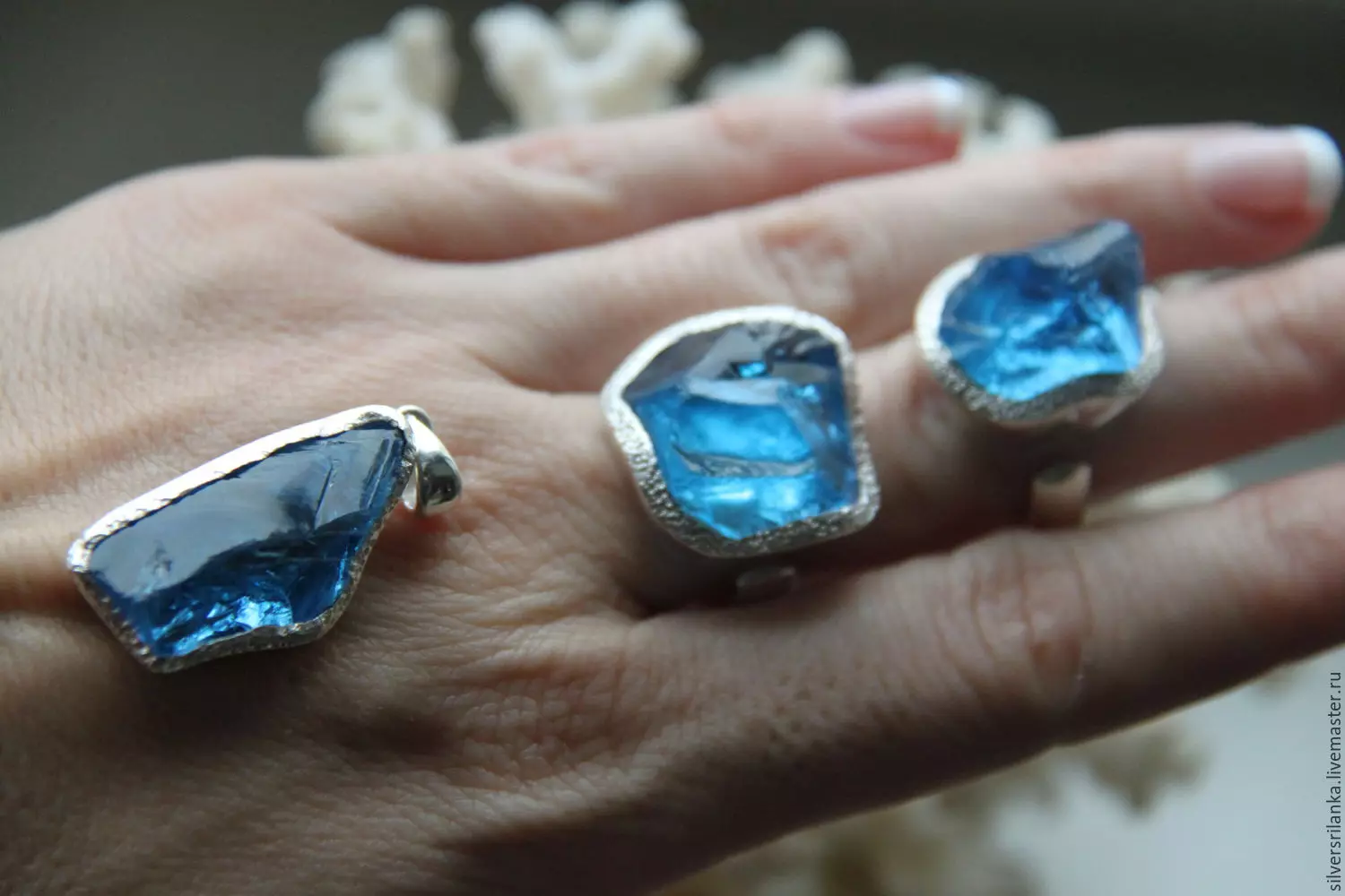 Blue Topaz (27 foto's): magie en andere eigenschappen. Beschrijving van Topazy Swiss Blue, Sky Blue and Andere soorten. Betekenis van edelsteen 3249_9