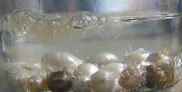 Ako rozlišovať prírodné perly z umelého? 37 Foto Ako zistiť, čo je to skutočné? Ako skontrolovať autentickosť doma? Ako vyzerá falošný? 3255_35