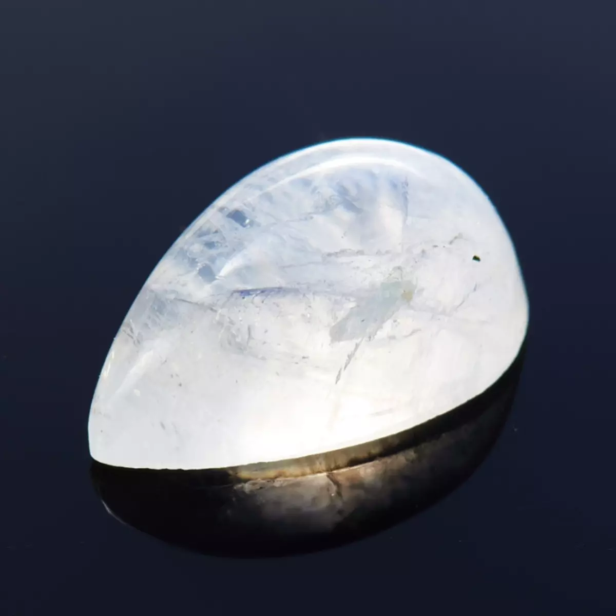 Natural Moonstone (18 снимки): Как да се определи автентичността и разграничи от фалшив? Какво направи реално и изкуствен лунен камък прилича? 3257_5