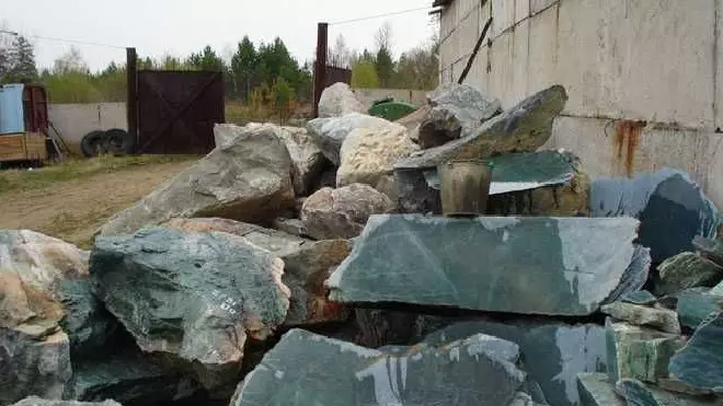 ¿Dónde están la nefritis? Depósitos mineros de jade en Rusia y otros países. ¿Dónde más a menudo encuentran una piedra? ¿Para qué se necesita? 3259_13