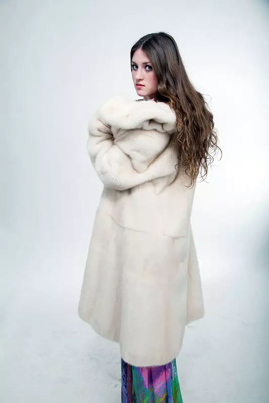 Mermeriny Fur Coats (37 mga larawan): Review ng mga naka-istilong modelo mula sa tatak 325_11