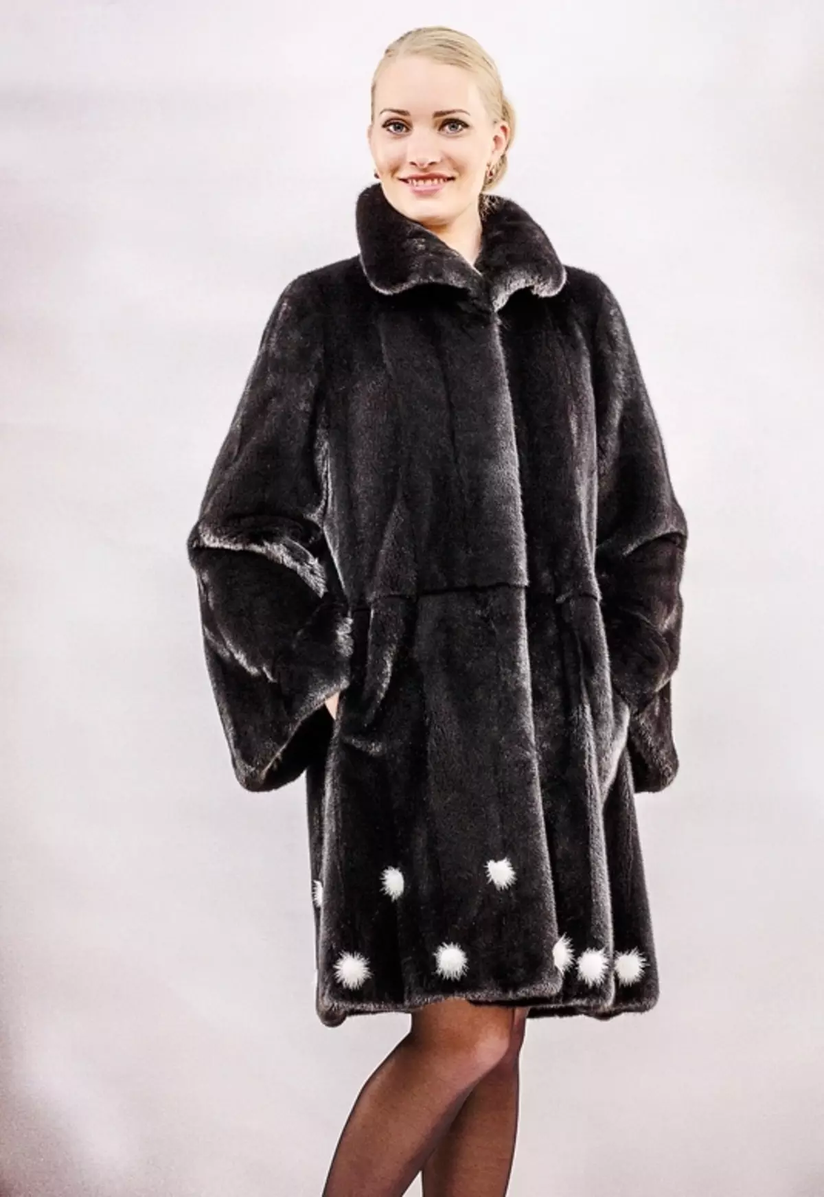 Mermery Fur Coats (37 Mga Litrato): Pagrepaso sa mga Stylish Modelo gikan sa brand 325_20