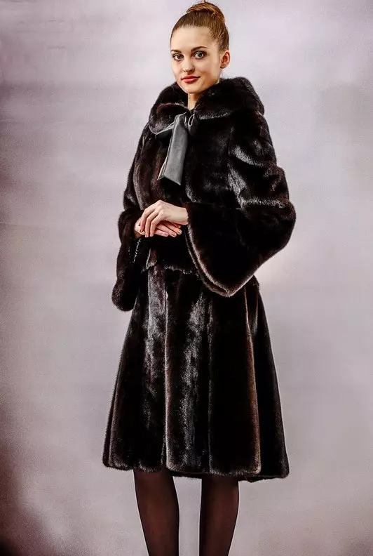 Mermery Fur Coats (37 Mga Litrato): Pagrepaso sa mga Stylish Modelo gikan sa brand 325_22