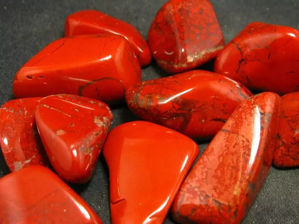 Punaiset kivet (40 kuvaa): punaisen ja burgundin arvokkaiden, puoliksi arvokkaiden ja monipuolisten kivien nimet 3262_3