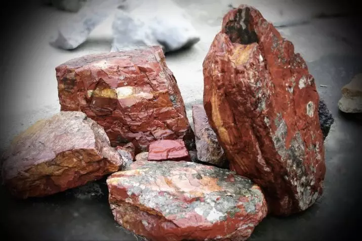 Ural Gems (24 Fotoğraf): Değerli, süs ve yarı değerli ural taşların açıklaması. Avlarının özellikleri 3265_20