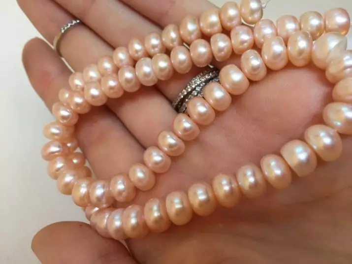 Fiume perle (17 foto): cos'è? Differenze di perle d'acqua dolce da marittime, proprietà e mineraria in Russia. Come distinguere una pietra dal falso? 3266_12