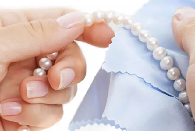 Fiume perle (17 foto): cos'è? Differenze di perle d'acqua dolce da marittime, proprietà e mineraria in Russia. Come distinguere una pietra dal falso? 3266_16