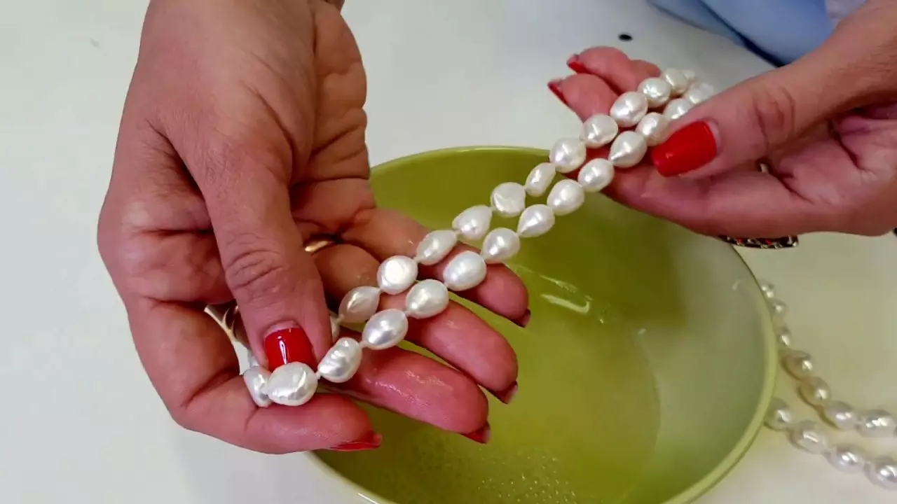 Fiume perle (17 foto): cos'è? Differenze di perle d'acqua dolce da marittime, proprietà e mineraria in Russia. Come distinguere una pietra dal falso? 3266_17
