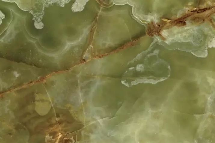 Green Onyx (22 fotos): propiedades de pedra. Quen é a onda de ouro e as ondas de esmeralda de ouro? Onde se aplica? 3272_2