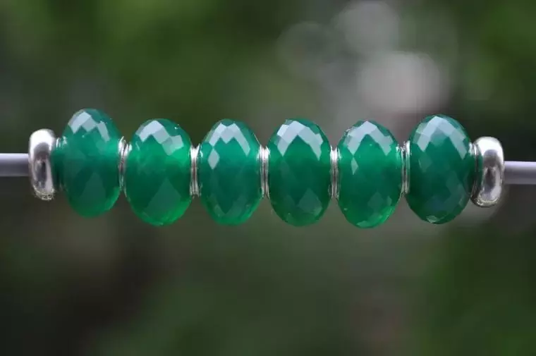 Green Onyx (22 mga larawan): Mga katangian ng bato. Sino ang angkop na Golden Green at Emerald Onks? Saan ito nalalapat? 3272_4