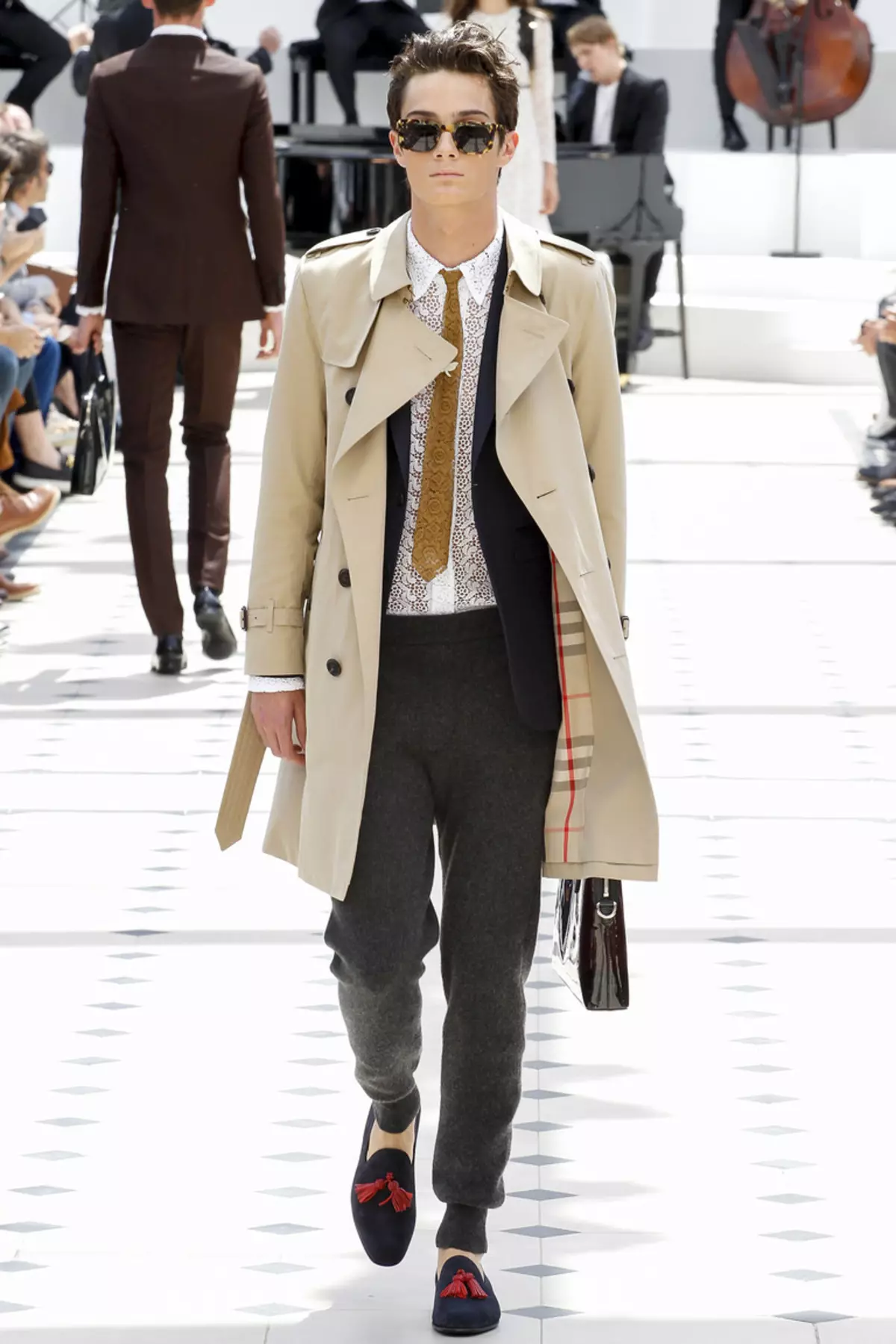 Burberry Coat (80 fotografií): Dámský model Brit a další z Dřišťálů 327_50