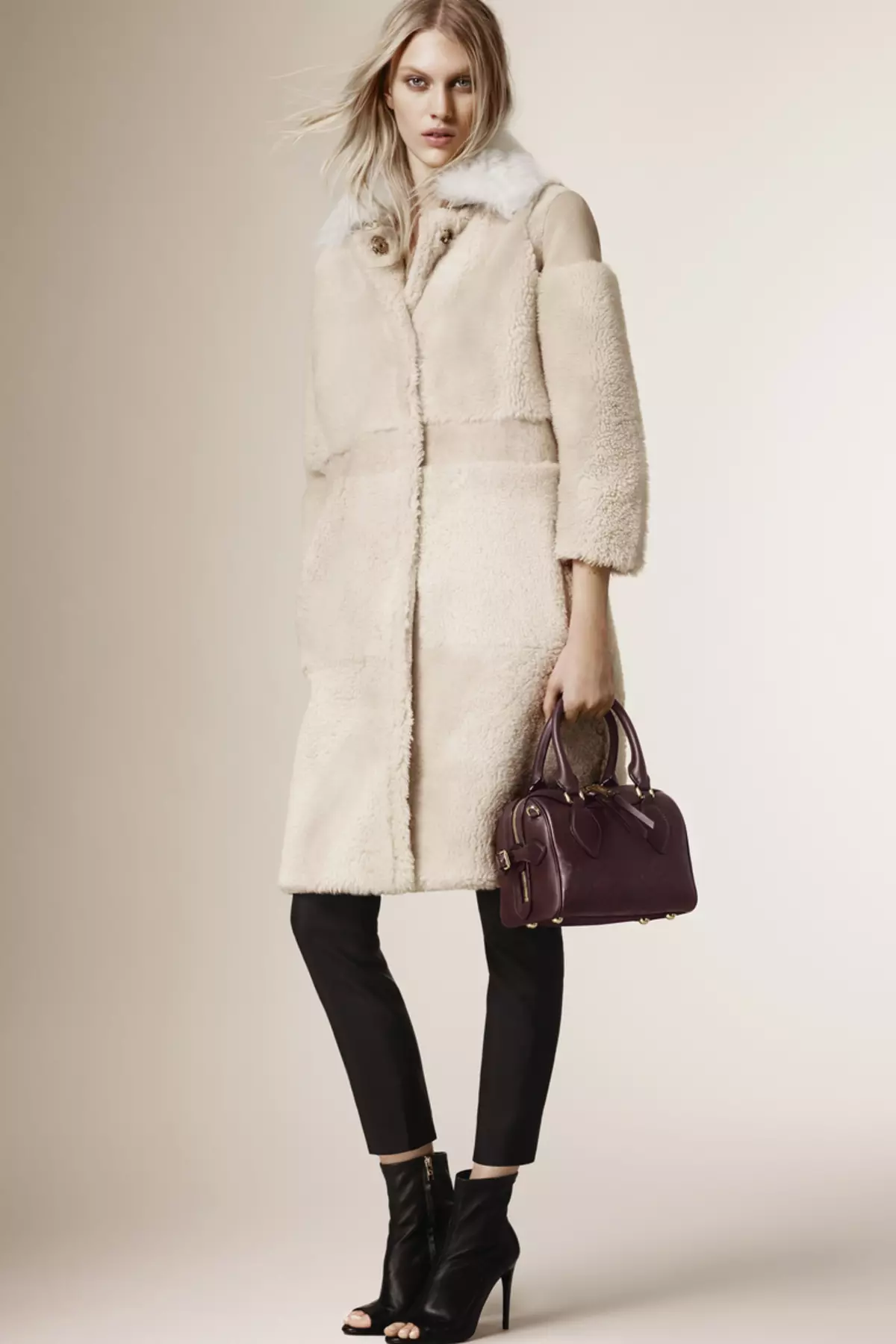 Burberry Coat (80 ფოტო): ქალთა მოდელი Brit და სხვა Barberry 327_57