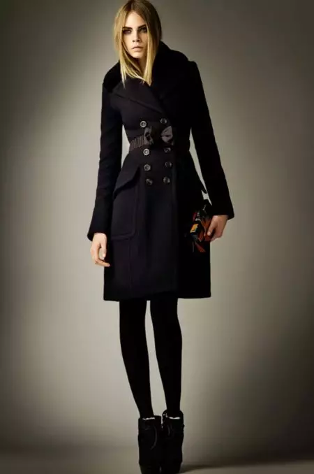 Burberry coat (80 Mga Litrato): Ang modelo sa Kababayen-an Brit ug uban pa gikan sa barberry 327_69