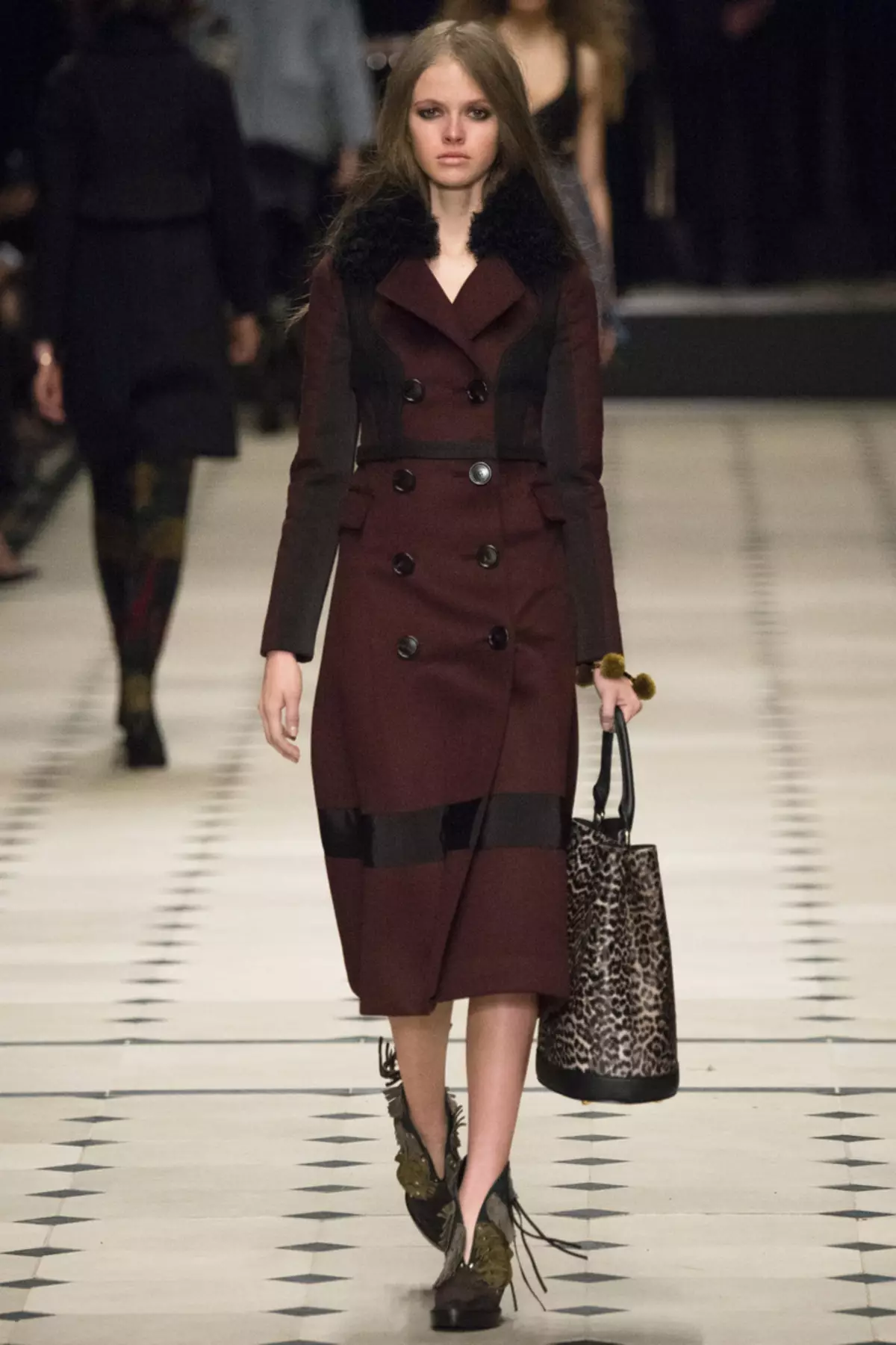 Burberry Coat (80 ფოტო): ქალთა მოდელი Brit და სხვა Barberry 327_80