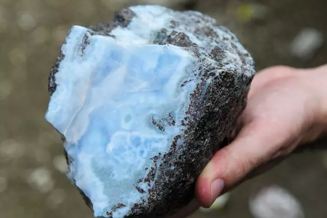 Larimar (29 fotos): Magia y otras propiedades de una piedra de República Dominicana. ¿Cómo conseguir mineral? ¿Cómo distinguir la piedra natural del falso? 3282_12