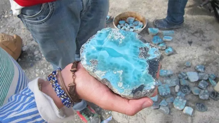 Ларімар (29 фото): магічні та інші властивості каменю з Домінікани. Як видобувають мінерал? Як відрізнити натуральний камінь від підробки? 3282_2