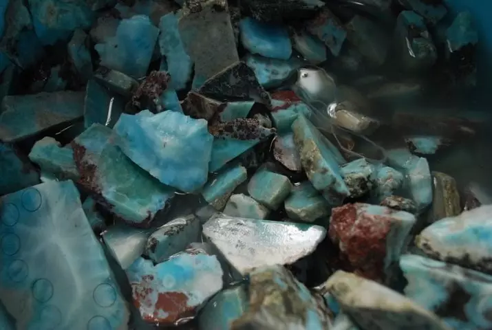 Larimar (29 ფოტო): ჯადოსნური და სხვა თვისებები ქვის დომინიკის რესპუბლიკა. როგორ მივიღოთ მინერალური? როგორ გამოვყოთ ბუნებრივი ქვა ყალბიდან? 3282_7