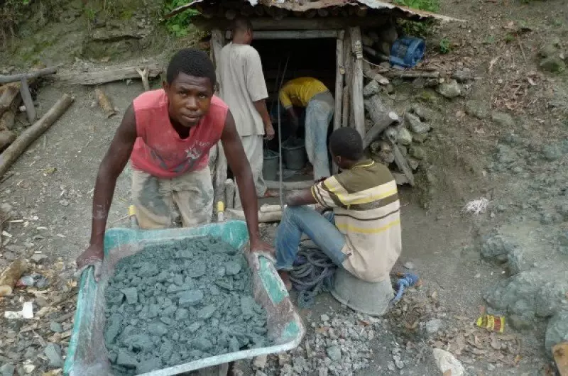 Ларимар (29 фотографии): магија и други својства на камен од Доминиканската Република. Како да се добие минерал? Како да се разликува природен камен од лажни? 3282_9