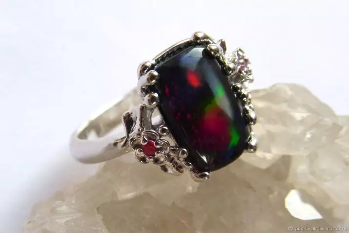Opal nero (22 foto): magia e altre proprietà della pietra australiana. Come distinguere l'opale naturale dal falso? 3284_10