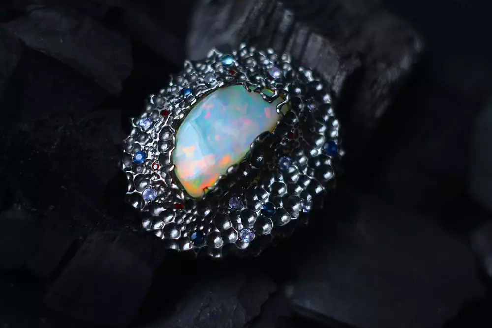 Black Opal (22 fotos): màgia i altres propietats de la pedra australiana. Com distingir l'opal natural de la falsificació? 3284_13