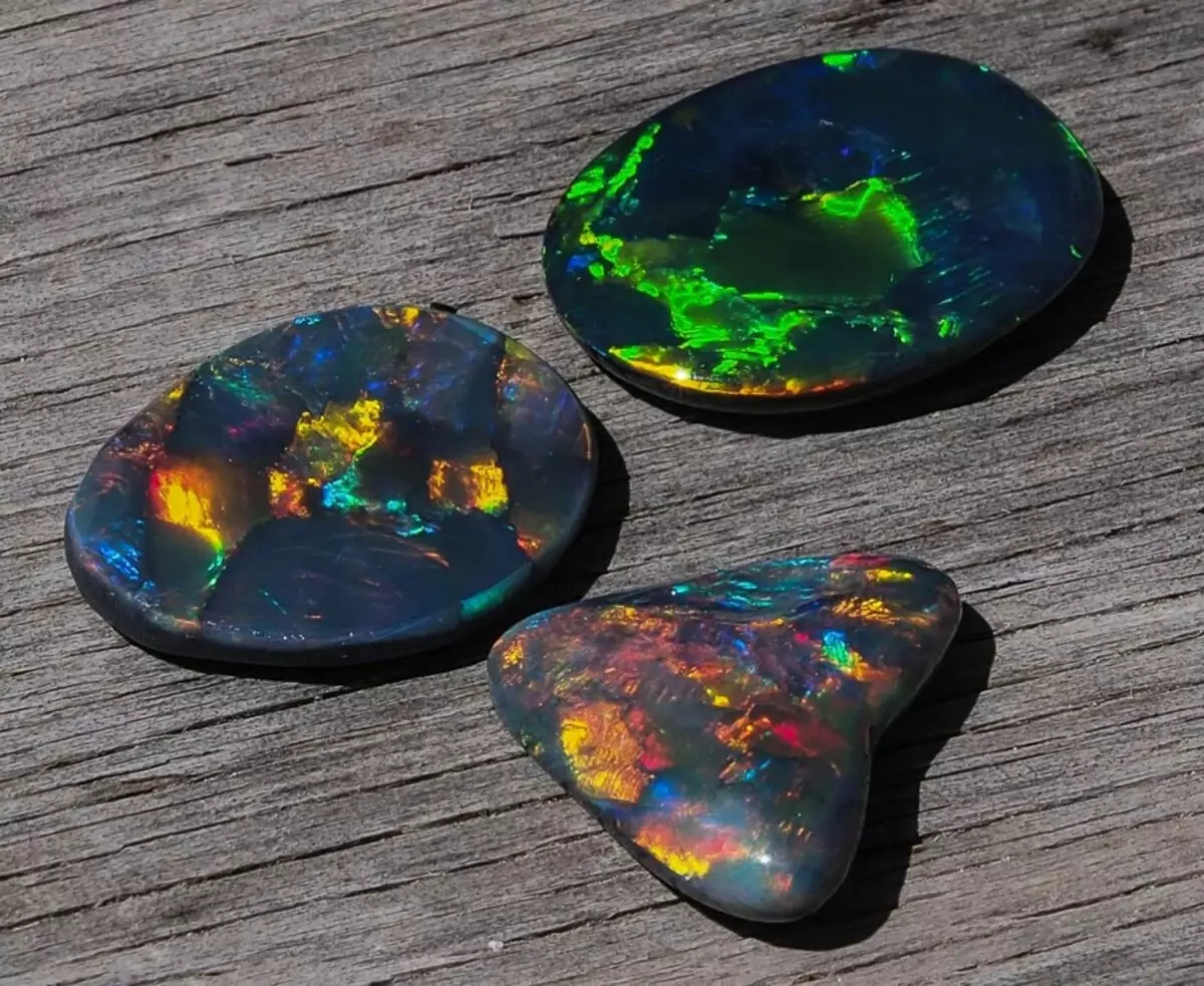 Must Opal (22 fotot): Austraalia kivi maagilised ja muud omadused. Kuidas eristada loomulik opaal võltsitud? 3284_18