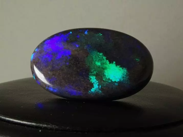 Opal negro (22 fotos): magia y otras propiedades de la piedra australiana. ¿Cómo distinguir el ópalo natural de la falsificación? 3284_2