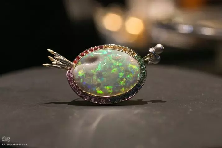 Black Opal (22 bilder): Magic og andre egenskaper av den australske steinen. Hvordan skille naturlig opal fra den falske? 3284_22