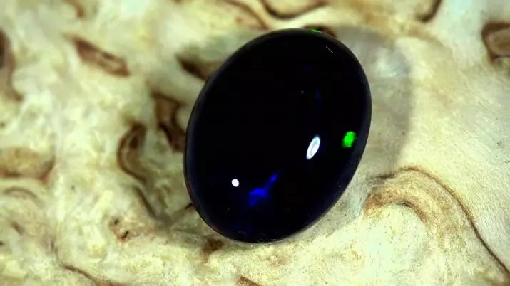 Opal nero (22 foto): magia e altre proprietà della pietra australiana. Come distinguere l'opale naturale dal falso? 3284_3