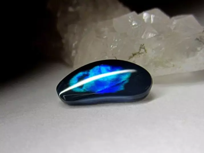 Opal hideung (22 Poto): Sihir sareng sipat sanés batu Australia. Kumaha ngabédakeun opal alam tina palsu? 3284_5