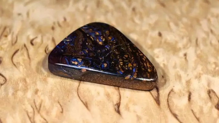 Black Opal (22 bilder): Magic og andre egenskaper av den australske steinen. Hvordan skille naturlig opal fra den falske? 3284_6