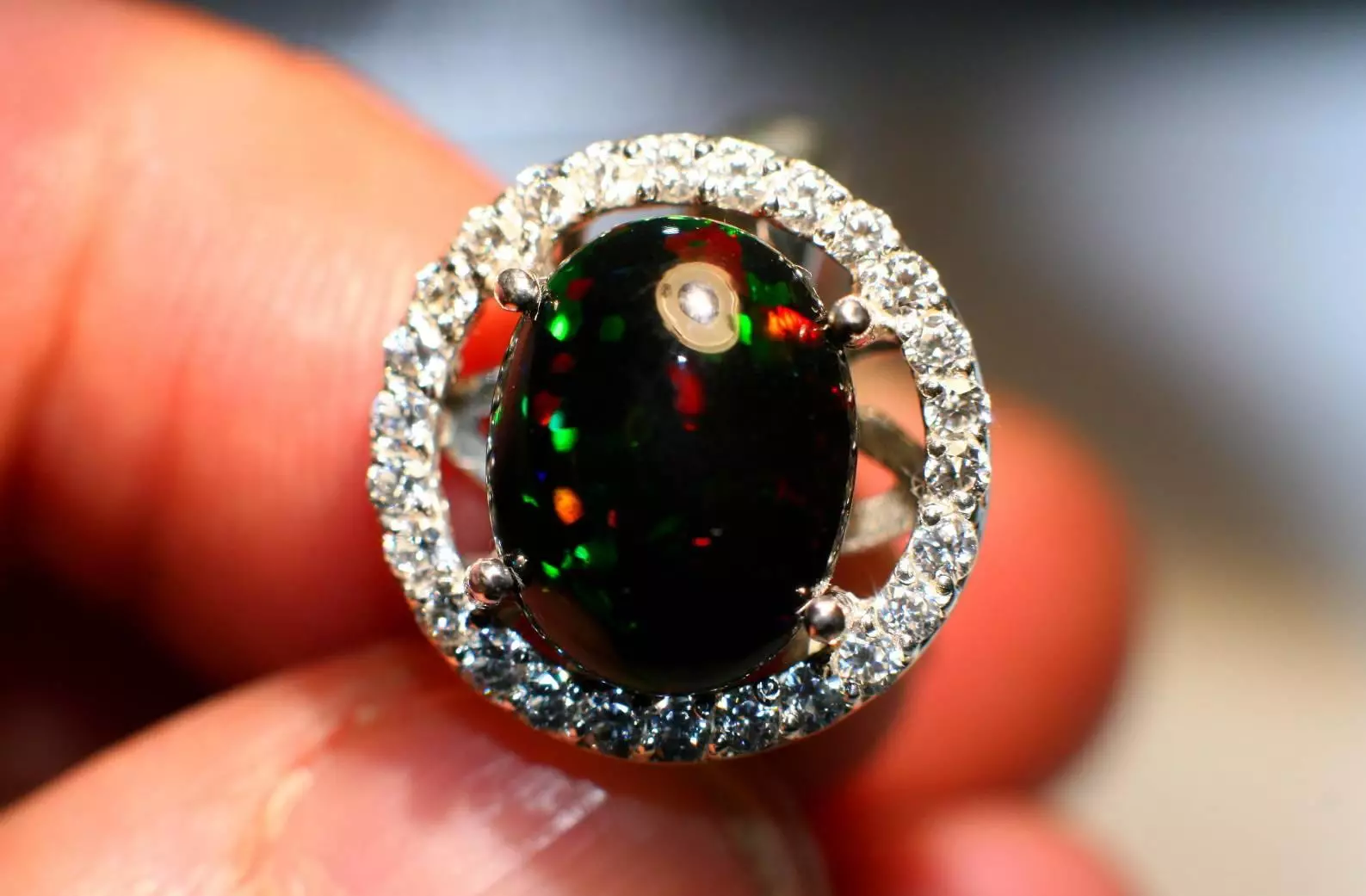 Μαύρο Opal (22 φωτογραφίες): Magic και άλλες ιδιότητες της αυστραλιανής πέτρας. Πώς να διακρίνετε το φυσικό Opal από το ψεύτικο; 3284_7