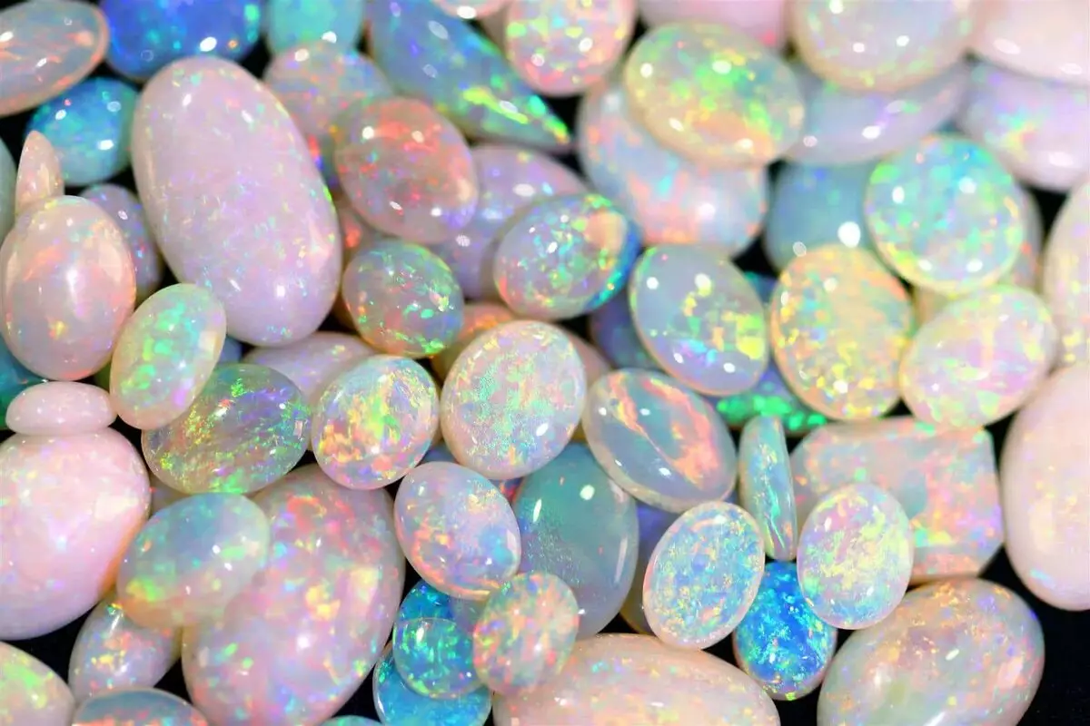 თეთრი Opal (23 ფოტო): რძის ქვის თვისებები, სახეობები, აღწერა 3286_7