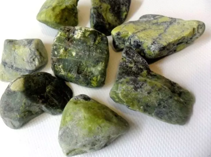 Stone Zmeevik (40 fotos): propiedades máxicas e curativas de serpentina, variedades de mineral, valor para os seres humanos. Quen aparece? 3288_12