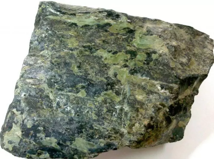 Stone zmeevik (40 foto): majik ak geri pwopriyete nan serpentine, varyete mineral, valè pou moun. Ki moun ki vini moute? 3288_17