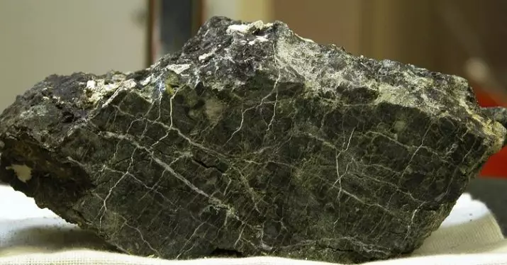 Batu Zmeevik (40 poto): Sumbul sareng nyageurkeun sipat téks, variétas Mineral. Saha anu muncul? 3288_18