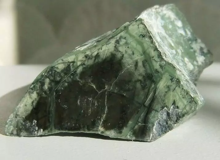 Stone zmeevik (40 foto): majik ak geri pwopriyete nan serpentine, varyete mineral, valè pou moun. Ki moun ki vini moute? 3288_5