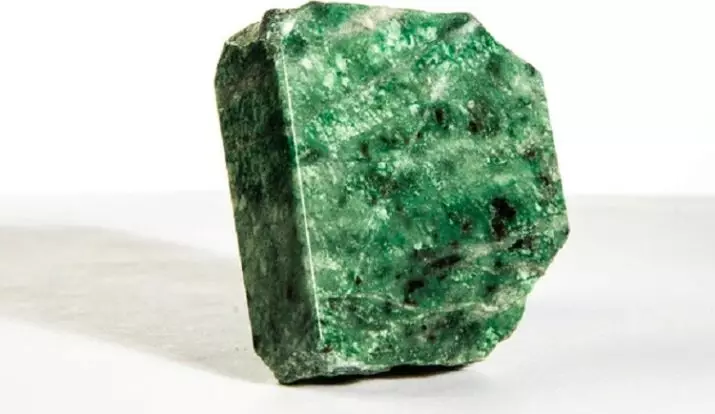 Batu Zmeevik (40 foto): Sifat sihir dan penyembuhan serpentin, jenis mineral, nilai untuk manusia. Yang datang? 3288_9