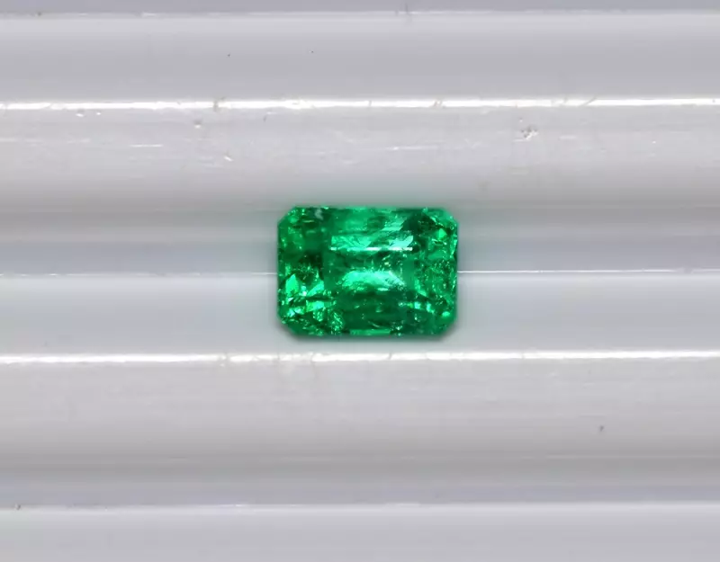 ¿Cómo distinguir la esmeralda natural de artificial? ¿Cómo determinar la autenticidad de la piedra en casa? 3291_12