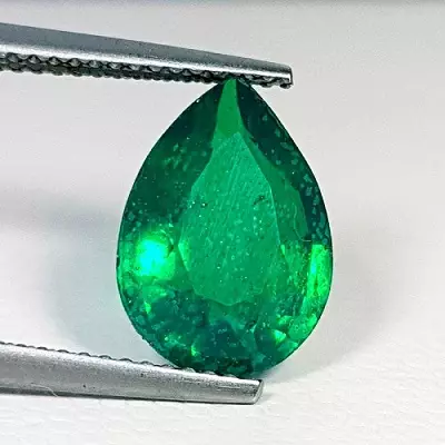 Hoe te onderscheiden van natuurlijke smaragd van kunstmatig? Hoe de authenticiteit van steen thuis te bepalen? 3291_14