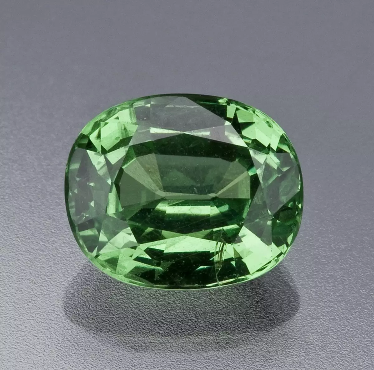 Hoe te onderscheiden van natuurlijke smaragd van kunstmatig? Hoe de authenticiteit van steen thuis te bepalen? 3291_16