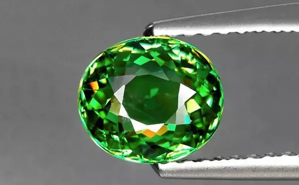 Hoe te onderscheiden van natuurlijke smaragd van kunstmatig? Hoe de authenticiteit van steen thuis te bepalen? 3291_18