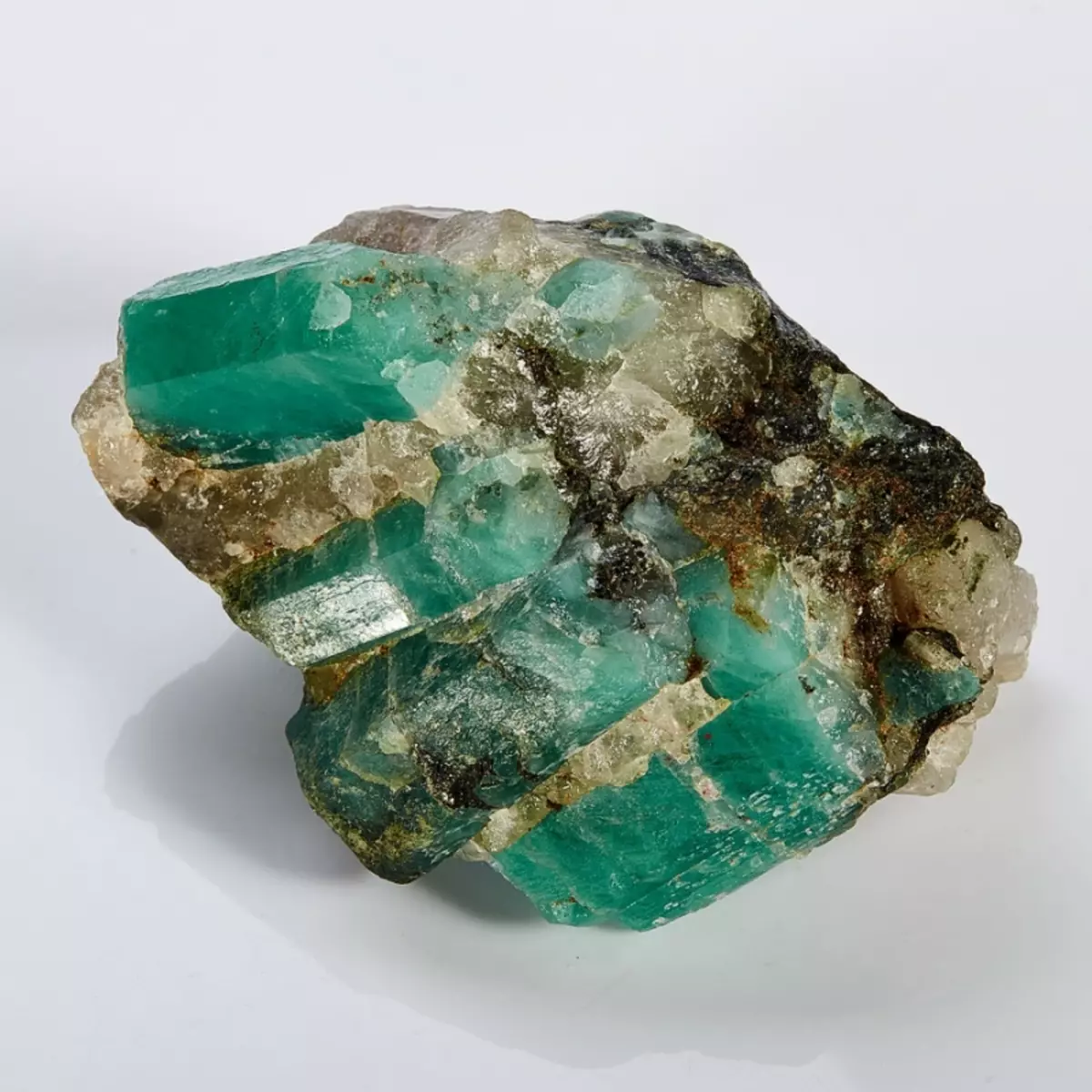 Hur man skiljer naturligt smaragd från artificiell? Hur man bestämmer äktheten hos sten hemma? 3291_2